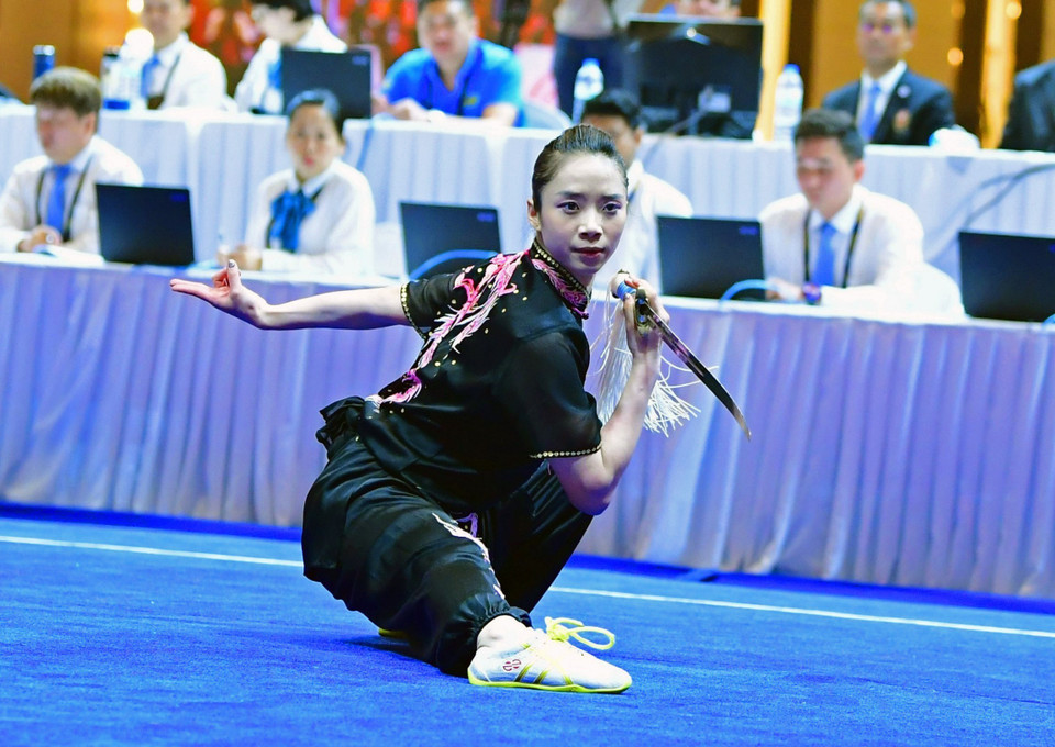 Dương Thúy Vi biểu diễn nội dung kiếm thuật nữ, sáng 11/5 với thành tích 9,623 điểm, xuất sắc mang về huy chương Vàng đầu tiên cho Đội tuyển Wushu Việt Nam ở nội dung thương thuật và kiếm thuật nữ. (Ảnh: Hoàng Linh/TTXVN)
