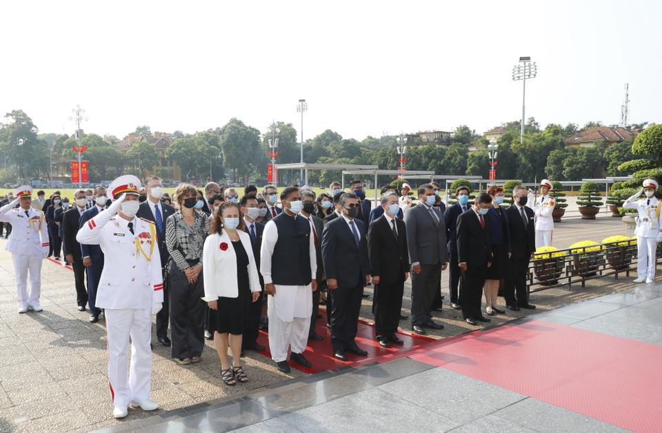 Đoàn Ngoại giao tại Hà Nội đén đặt vòng hoa và vào Lăng viếng Chủ tịch Hồ Chí Minh. (Ảnh: Doãn Tấn/TTXVN)