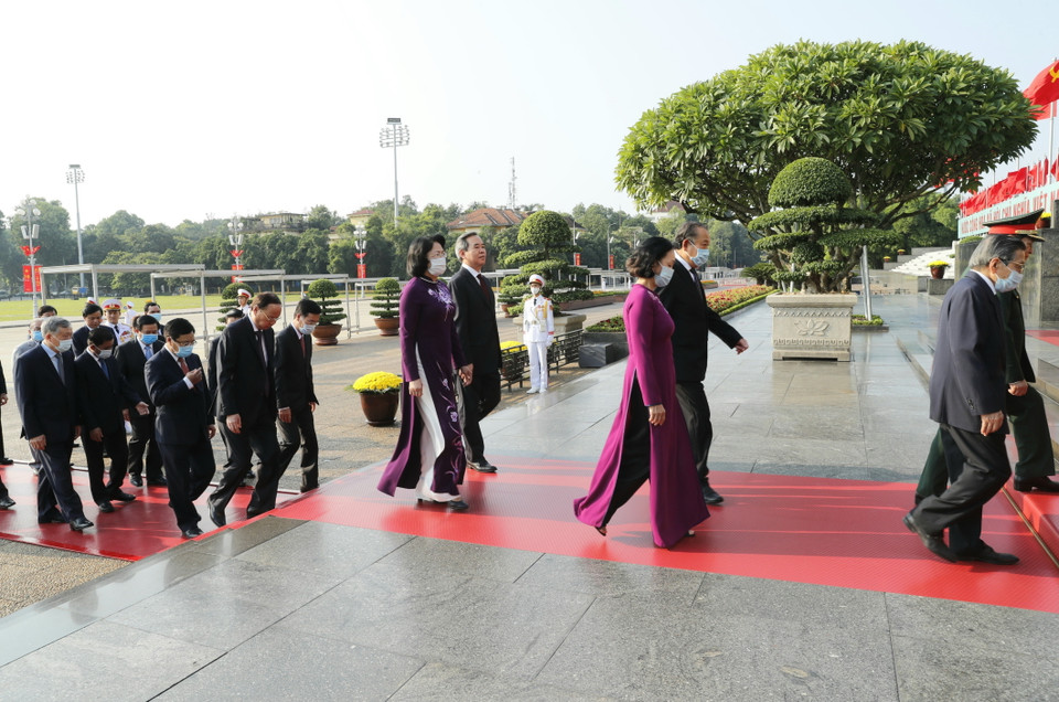 Đoàn đại biểu các đồng chí lãnh đạo, nguyên lãnh đạo Đảng, Nhà nước, Mặt trận Tổ quốc Việt Nam đến đặt vòng hoa và vào Lăng viếng Chủ tịch Hồ Chí Minh. (Ảnh: Doãn Tấn/TTXVN)