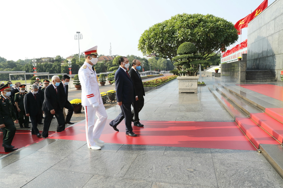 Đoàn đại biểu các đồng chí lãnh đạo, nguyên lãnh đạo Đảng, Nhà nước, Mặt trận Tổ quốc Việt Nam đến đặt vòng hoa và vào Lăng viếng Chủ tịch Hồ Chí Minh. (Ảnh: Doãn Tấn/TTXVN)