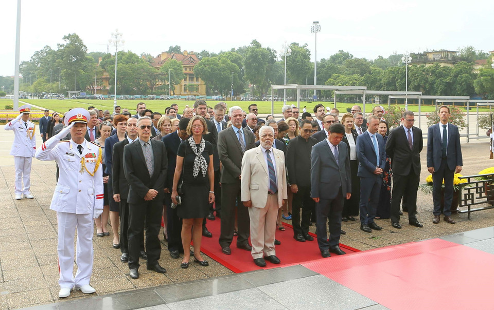 Đoàn đại biểu các Đại sứ quán, cơ quan ngoại giao tại Hà Nội tới đặt vòng hoa và vào Lăng viếng Chủ tịch Hồ Chí Minh. (Ảnh: Doãn Tấn/TTXVN)