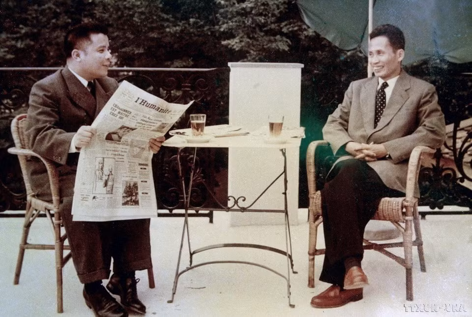 Phó Thủ tướng Phạm Văn Đồng (bên phải) và Luật sư Phan Anh, phái viên Phái đoàn Việt Nam tham dự Hội nghị Geneva về Đông Dương trao đổi, thống nhất công việc tại trụ sở Phái đoàn ở Villa Cadre, trước khi tham dự các phiên họp của Hội nghị. (Ảnh: Tư liệu TTXVN)