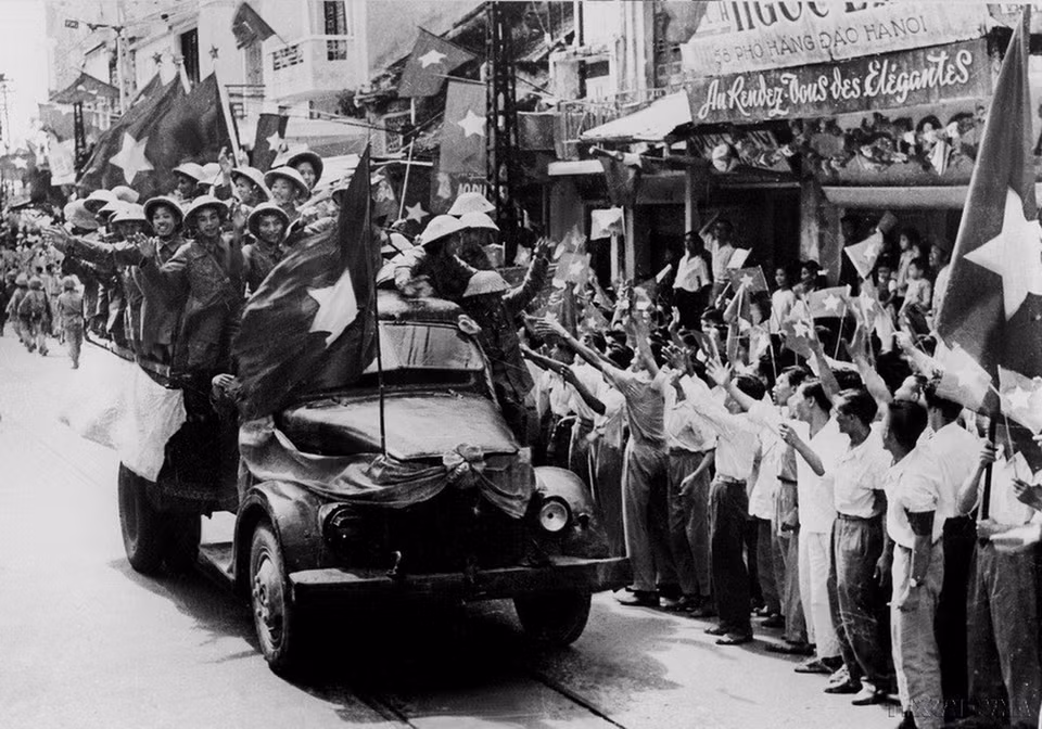 Sáng 10/10/1954, bộ đội ta từ các cửa ô tiến về giải phóng Thủ đô, kết thúc 9 năm trường kỳ kháng chiến chống thực dân Pháp. (Ảnh: Tư liệu TTXVN)