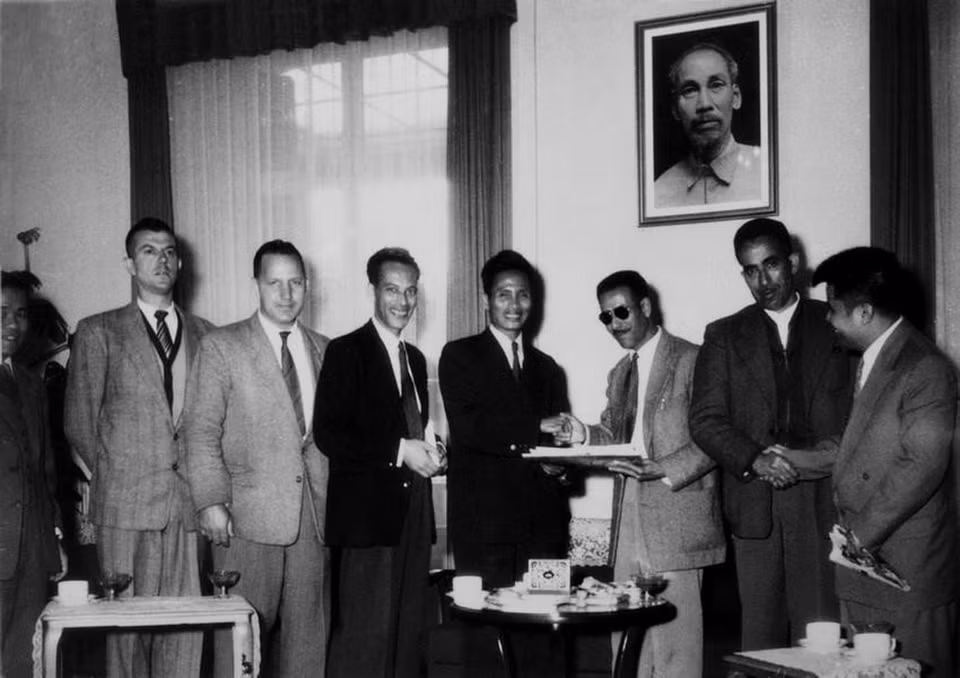 Đoàn đại biểu Công hội và Nhà báo Algeria gặp Phái đoàn Việt Nam tại Trụ sở Liên hợp quốc ở Geneva (1954), bày tỏ tình hữu nghị và tinh thần đoàn kết đấu tranh cho hòa bình của Việt Nam. (Ảnh: Tư liệu TTXVN)