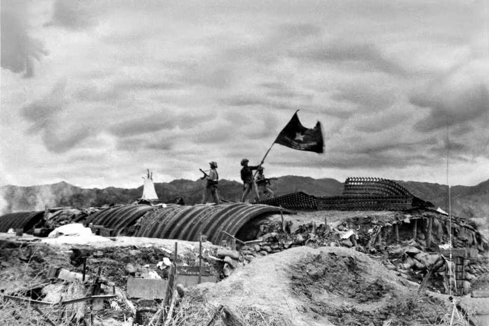 Chiều 7/5/1954, Chiến dịch lịch sử Điện Biên Phủ kết thúc thắng lợi, toàn bộ tập đoàn cứ điểm của địch ở Điện Biên Phủ bị quân ta tiêu diệt hoàn toàn. (Ảnh: Tư liệu TTXVN)