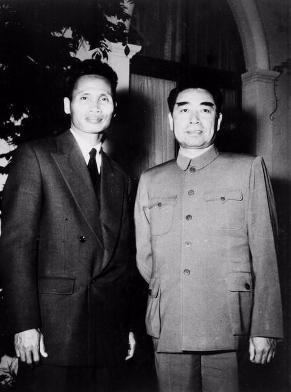 Phó Thủ tướng Phạm Văn Đồng (bên trái) và Thủ tướng Trung Quốc Chu Ân Lai tại phiên khai mạc Hội nghị Geneva về Đông Dương, ngày 8/5/1954. (Ảnh: Tư liệu TTXVN)