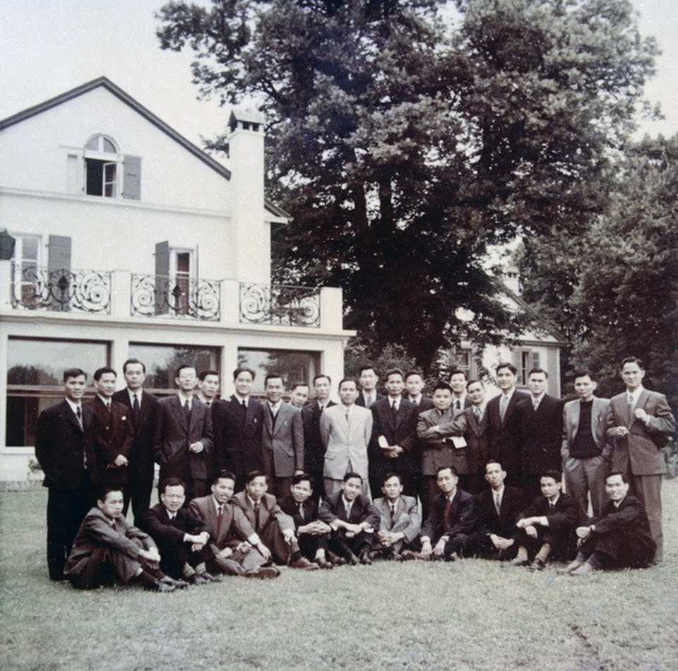 Phái đoàn Chính phủ Việt Nam Dân chủ Cộng hòa tham dự Hội nghị Geneva về Đông Dương (1954) chụp ảnh chung tại Trụ sở phái đoàn ở Villa Cadre. (Ảnh: Tư liệu TTXVN)