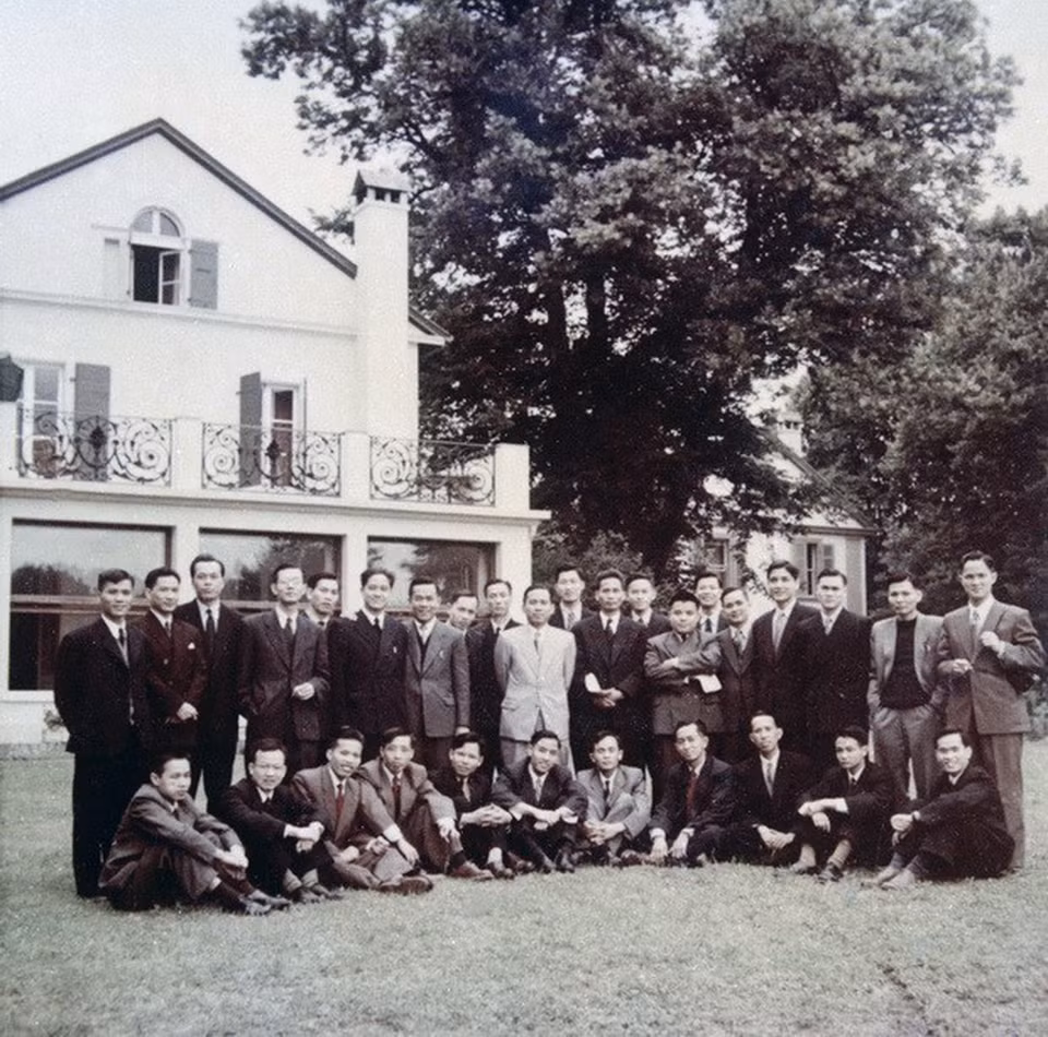 Phái đoàn Chính phủ Việt Nam Dân chủ Cộng hòa tham dự Hội nghị Geneva về Đông Dương (1954) chụp ảnh chung tại Trụ sở phái đoàn ở Villa Cadre. (Ảnh: Tư liệu TTXVN)
