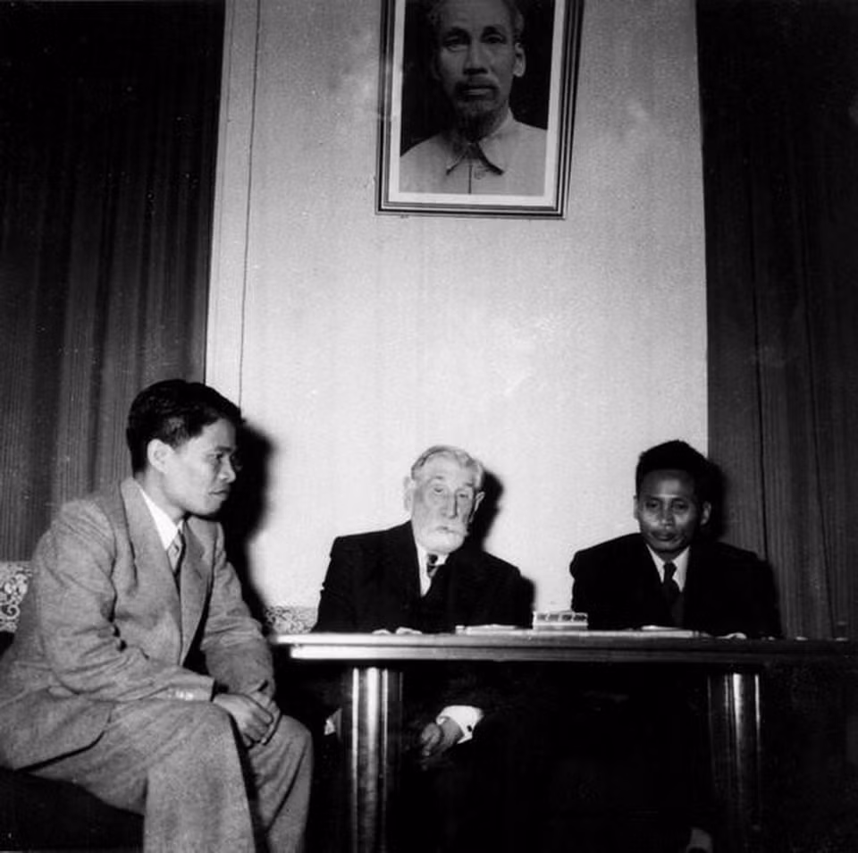 Phó Thủ tướng Phạm Văn Đồng (bên phải) và Thứ trưởng Bộ Quốc phòng Tạ Quang Bửu (bên trái) tiếp đại biểu Ủy ban Hòa bình toàn nước Pháp, tại Trụ sở Phái đoàn Việt Nam ở Hội nghị Geneva, Thụy Sĩ (1954). (Ảnh: Tư liệu TTXVN)