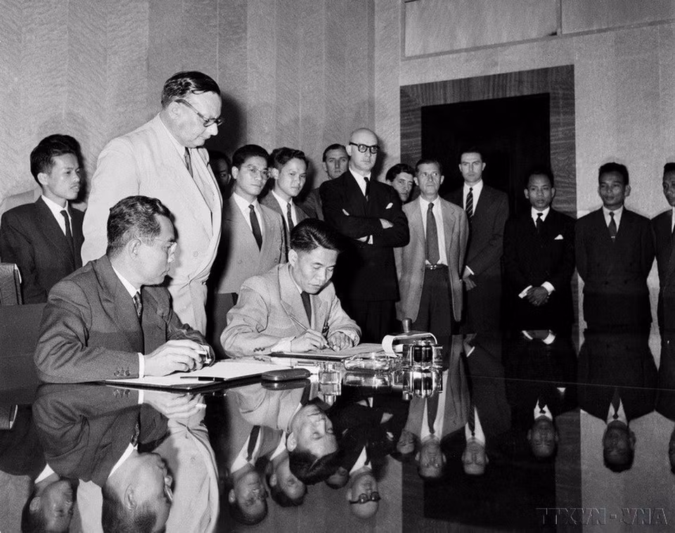 Vào lúc 24 giờ ngày 20/7/1954 (giờ Geneva), tức sáng 21/7/1954 (giờ Hà Nội), Thứ trưởng Bộ Quốc phòng Tạ Quang Bửu thay mặt Chính phủ và Bộ Tổng tư lệnh Quân đội nhân dân Việt Nam ký Hiệp định đình chiến ở Việt Nam. Ngay sau đó, Hiệp định đình chiến ở Lào và Campuchia cũng được ký kết. (Ảnh: Tư liệu TTXVN)
