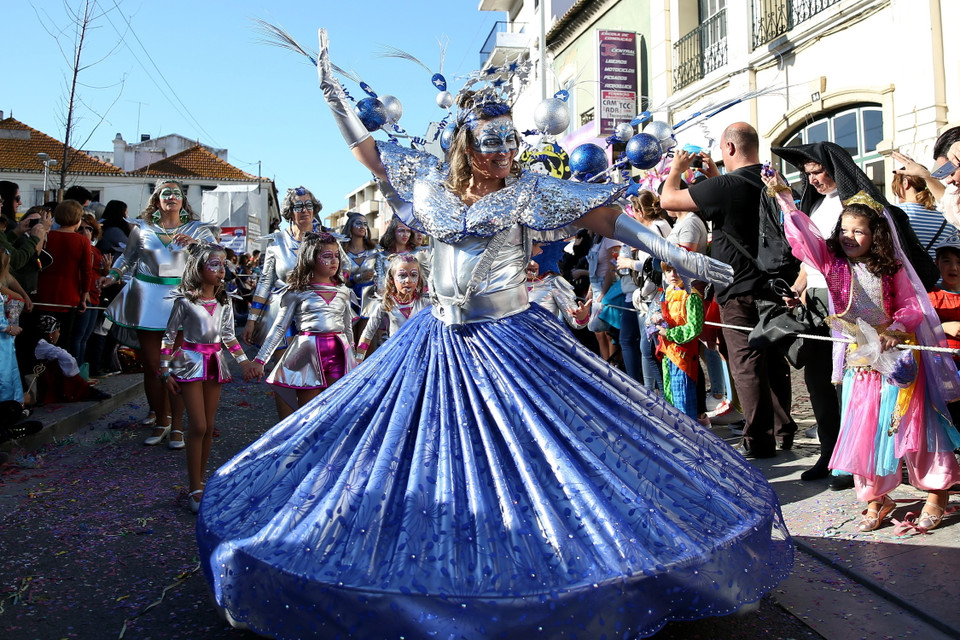 Người dân trong trang phục hóa trang độc đáo tham gia lễ hội hóa trang ở Loures, ngoại ô thủ đô Lisbon của Bồ Đào Nha, ngày 23/2/2020. (Ảnh: THX/TTXVN)