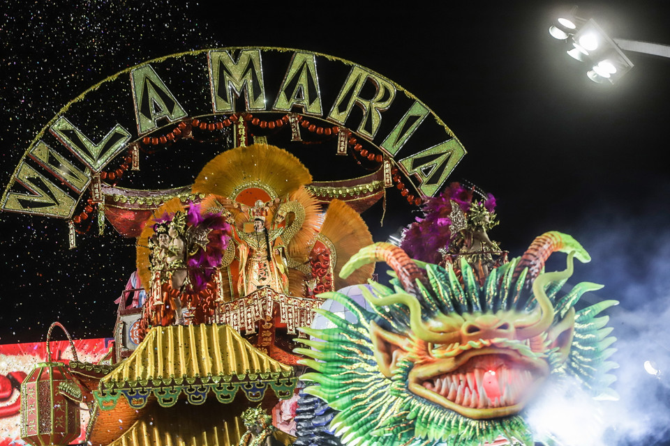 Các vũ công samba tham gia lễ hội hóa trang tại Sao Paulo, Brazil, ngày 23/2/2020. (Ảnh: THX/TTXVN)