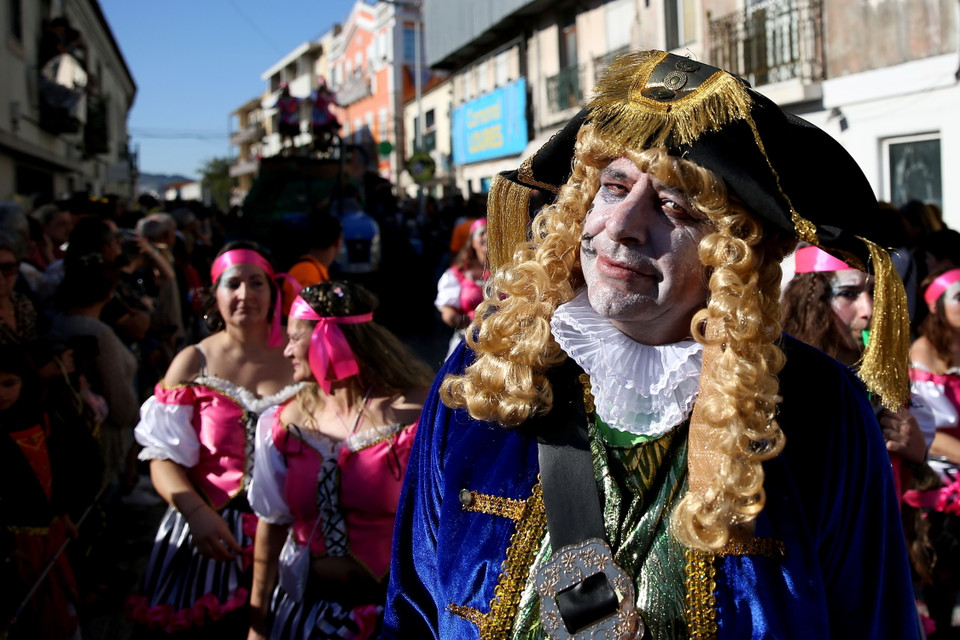 Người dân trong trang phục hóa trang sặc sỡ tham gia lễ hội hóa trang ở Loures, ngoại ô thủ đô Lisbon của Bồ Đào Nha, ngày 23/2/2020. (Ảnh: THX/TTXVN)