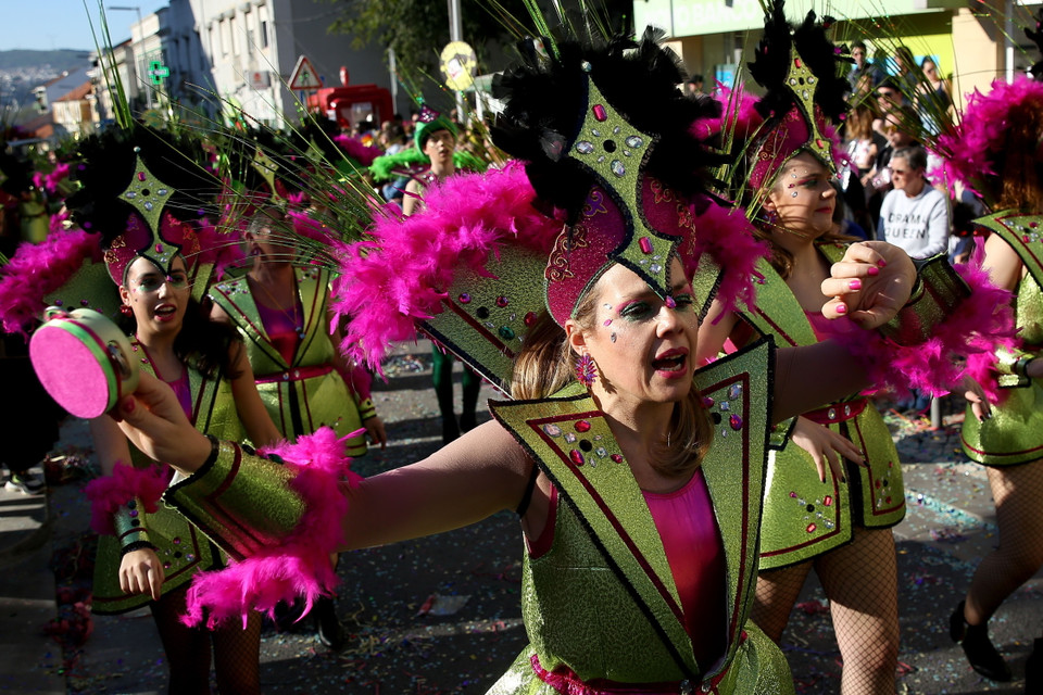 Người dân trong trang phục hóa trang sặc sỡ tham gia lễ hội hóa trang ở Loures, ngoại ô thủ đô Lisbon của Bồ Đào Nha, ngày 23/2/2020. (Ảnh: THX/TTXVN)