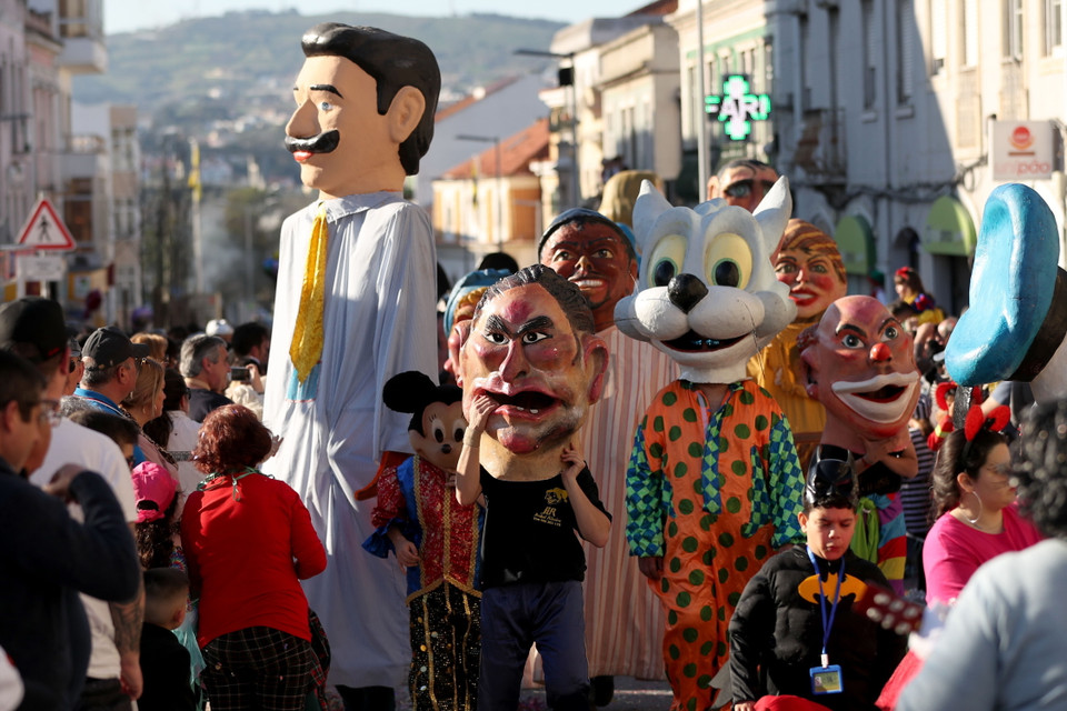 Người dân trong trang phục hóa trang sặc sỡ tham gia lễ hội hóa trang ở Loures, ngoại ô thủ đô Lisbon của Bồ Đào Nha, ngày 23/2/2020. (Ảnh: THX/TTXVN)