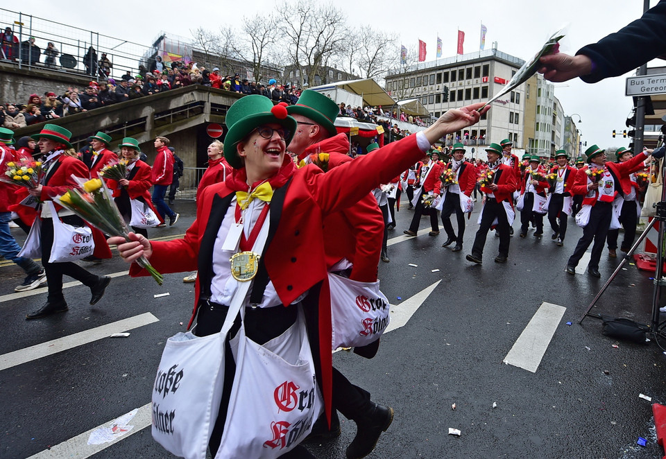 Người dân tham gia lễ hội hóa trang ''Ngày thứ Hai hoa hồng'' tại Cologne, Đức, ngày 24/2/2020. (Ảnh: THX/TTXVN)