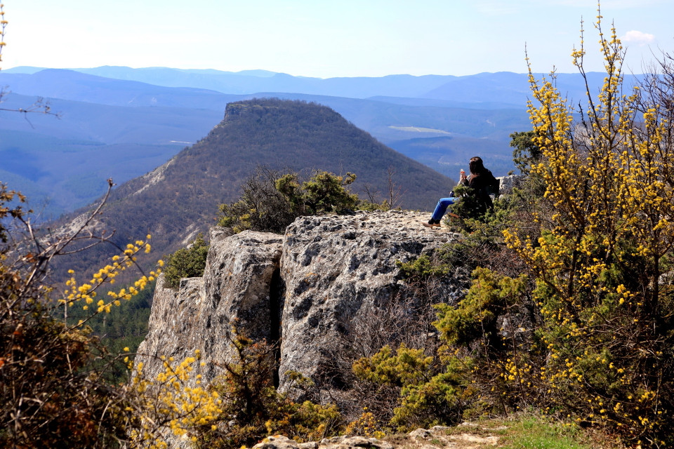 Du khách tận hưởng không gian yên bình tại các khu du lịch dã ngoại trên bán đảo Crimea. (Ảnh: Trần Hiếu/TTXVN)
