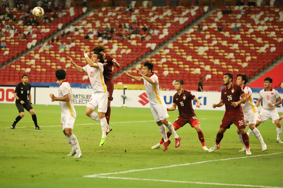 Pha treo bóng của đội Thái Lan vào vòng cấm địa của đội tuyển Việt Nam. (Ảnh: Thế Vũ/TTXVN)