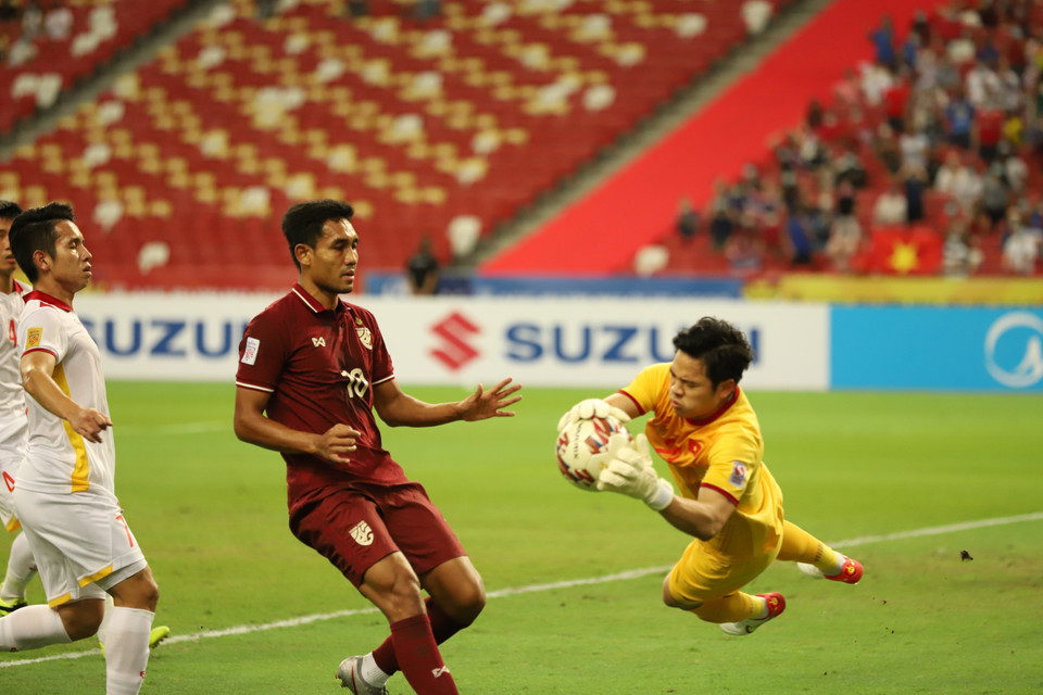 Pha bắt dính bóng của thủ môn Nguyên Mạnh trước sự áp sát của Teerasil Dangda (Thái Lan). (Ảnh: Thế Vũ/TTXVN)