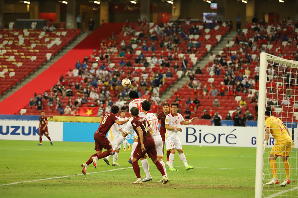 Pha phá bóng của hậu vệ Thành Chung, hoá giải đợt tấn công từ các cầu thủ Thái Lan. (Ảnh: Thế Vũ/TTXVN)