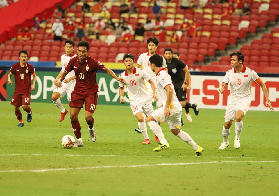 Pha triển khai tấn công của Teerasil Dangda trước vòng cấm địa đội tuyển Việt Nam. (Ảnh: Thế Vũ/TTXVN)