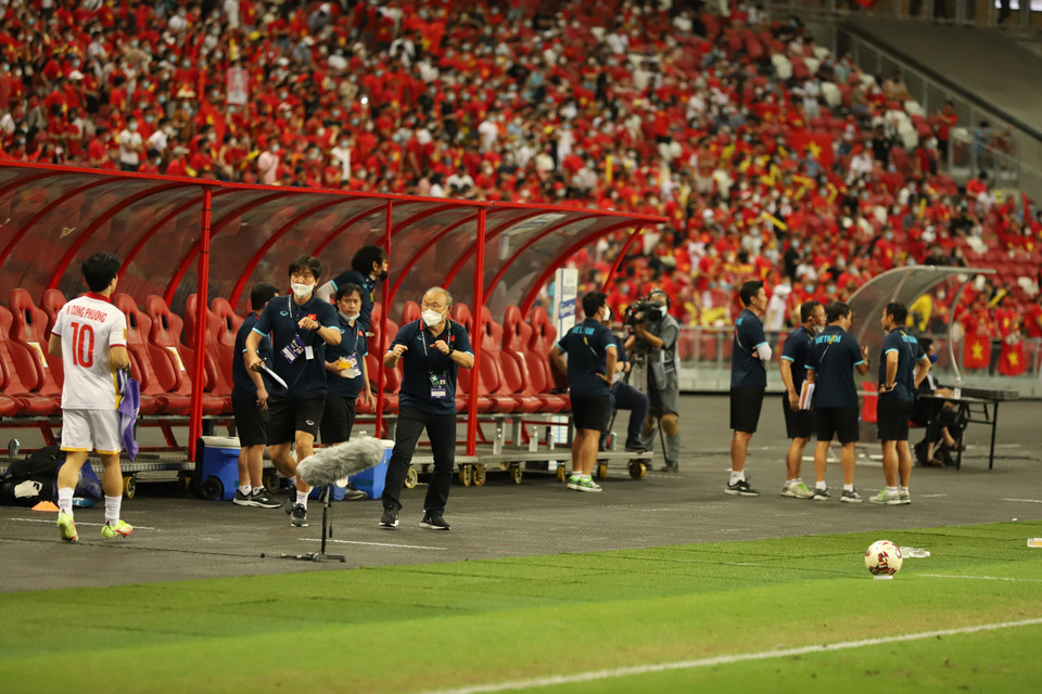 Huấn luyện viên Park Hang-seo chuẩn bị đưa Công Phượng vào sân trong hiệp hai. (Ảnh: Thế Vũ/TTXVN)