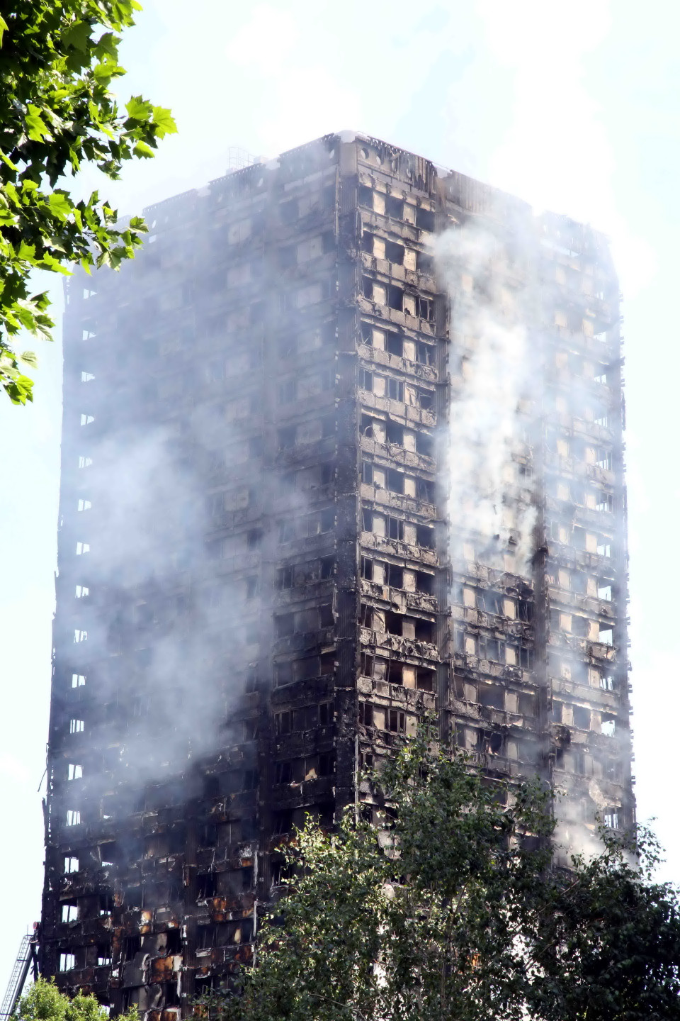 Tòa chung cư Grenfell Tower cao 70m được xây dựng từ năm 1974, không có hệ thống phun nước chống cháy, khiến cho lửa nhanh chóng lan rộng sau khi lửa bắt đầu cháy từ tầng hai. (Ảnh: Như Mai/TTXVN)