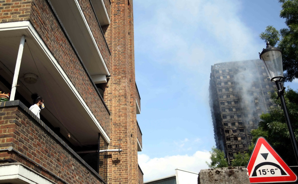 Người dân sống ở chung cư gần kề lo ngại về an toàn chung cư sau khi tòa nhà chung cư Grenfell Tower cháy rụi. (Ảnh: Như Mai/TTXVN)