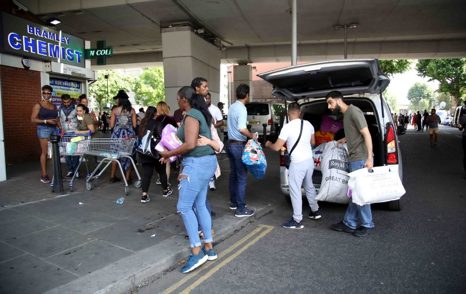 Người dân tích cực chở thực phẩm, nước uống, đồ dùng và quần áo được phân loại cẩn thận tới hiện trường. Các tin nhắn kêu gọi sự giúp đỡ đối với các nạn nhân được cộng đồng mạng liên tục chuyển cho nhau. (Ảnh: Như Mai/TTXVN)