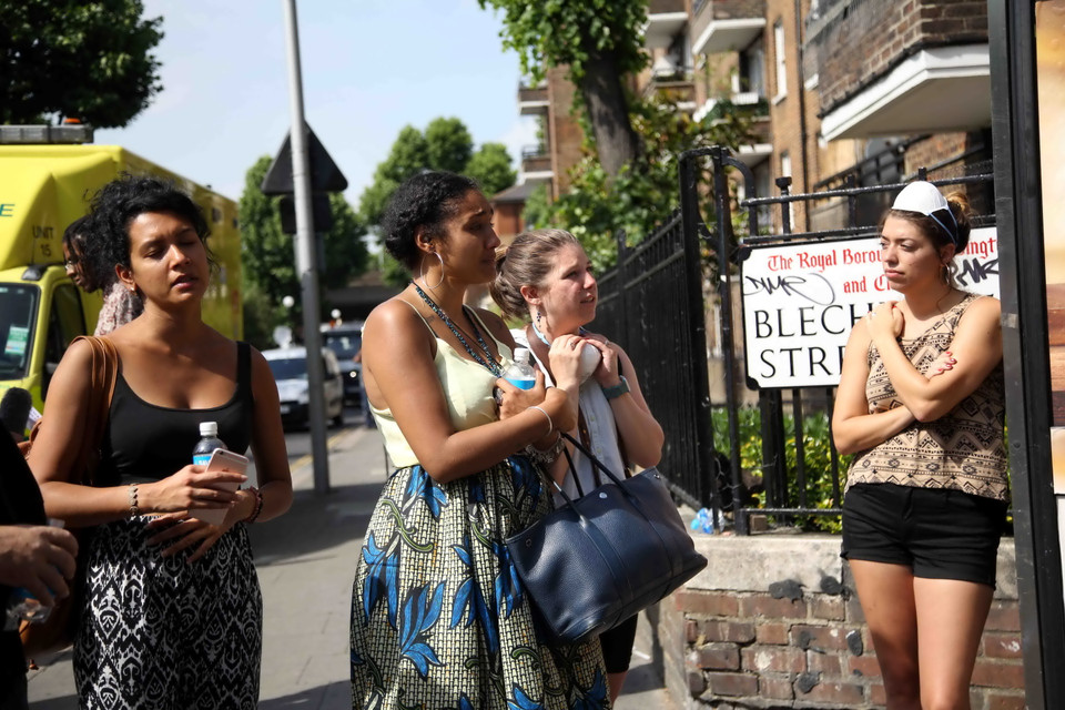 Người dân vẫn rất bàng hoàng và xúc động trước vụ việc. (Ảnh: Như Mai/TTXVN)