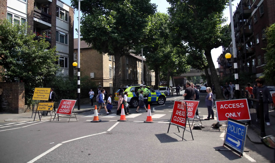 Đường xung quanh tòa chung cư bị phong tỏa. Bến tầu và bến xe buýt xung quanh khu vực ngừng hoạt động. Giao thông đông, nhưng không tắc nghẽn nhờ sự chỉ dẫn tích cực của cảnh sát. (Ảnh: Như Mai/TTXVN)