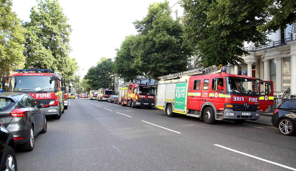 Lực lượng xe cứu hỏa và cứu hộ vẫn túc trực tại hiện trường. Hai trăm lính cứu hỏa đã tham gia chữa cháy và cứu được khoảng 65 người từ tòa nhà Grenfell Tower. (Ảnh: Như Mai/TTXVN)