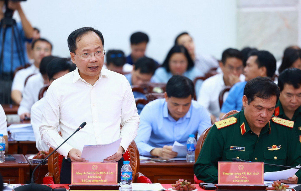 Thứ trưởng Bộ Giao thông vận tải Nguyễn Duy Lâm báo cáo tình hình triển khai các dự án hạ tầng giao thông khu vực Đồng bằng sông Cửu Long. (Ảnh: Dương Giang/TTXVN)