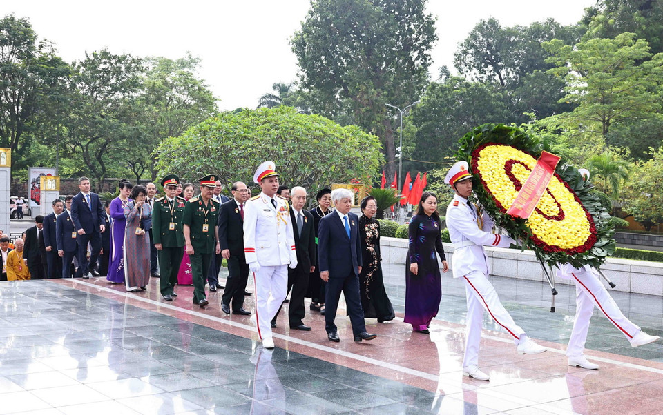 Các đại biểu dâng hoa tưởng niệm các Anh hùng liệt sỹ. (Ảnh: Minh Đức/TTXVN)