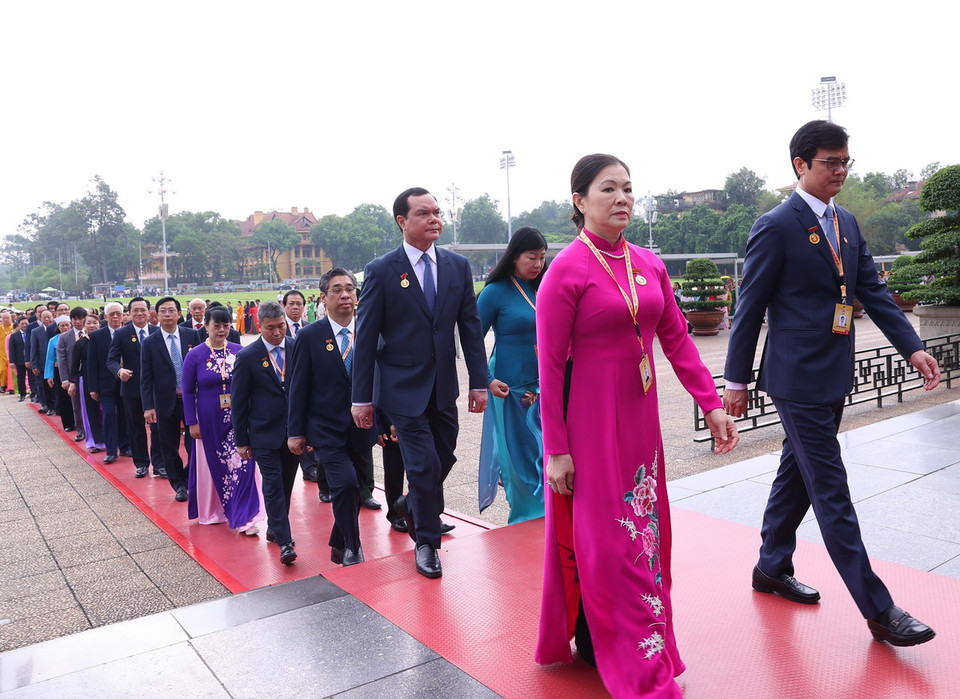 Các đại biểu vào Lăng viếng Chủ tịch Hồ Chí Minh. (Ảnh: Văn Điệp/TTXVN)