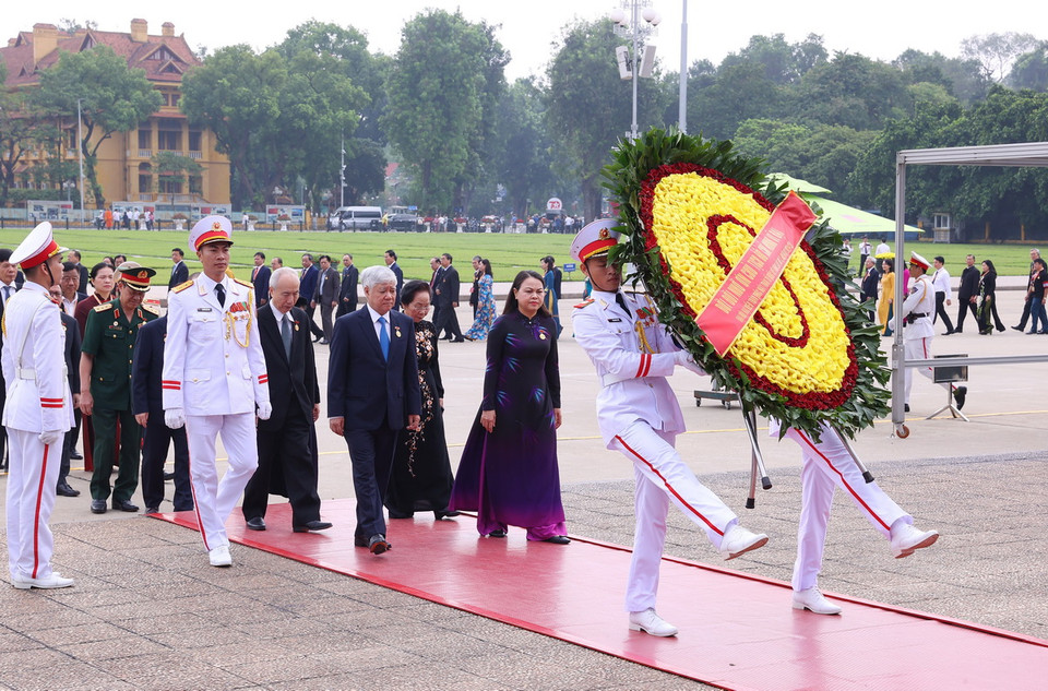 Các đại biểu vào Lăng viếng Chủ tịch Hồ Chí Minh. (Ảnh: Văn Điệp/TTXVN)