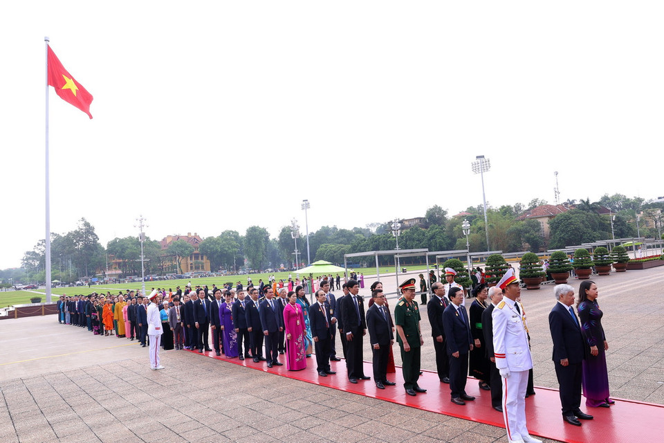 Các đại biểu vào Lăng viếng Chủ tịch Hồ Chí Minh. (Ảnh: Văn Điệp/TTXVN)