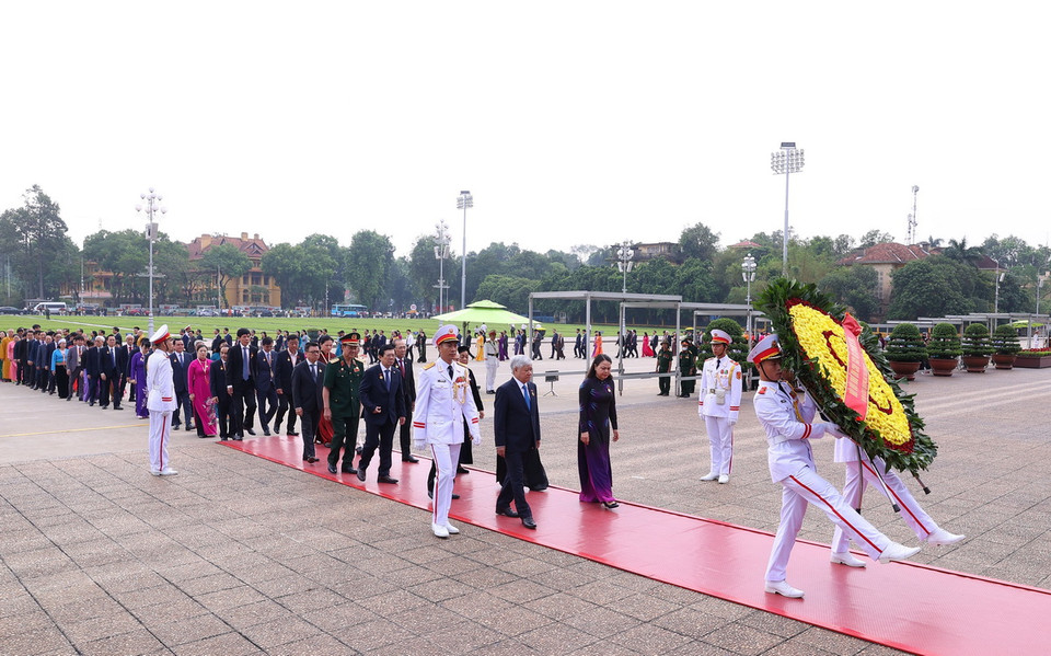 Các đại biểu vào Lăng viếng Chủ tịch Hồ Chí Minh. (Ảnh: Văn Điệp/TTXVN)