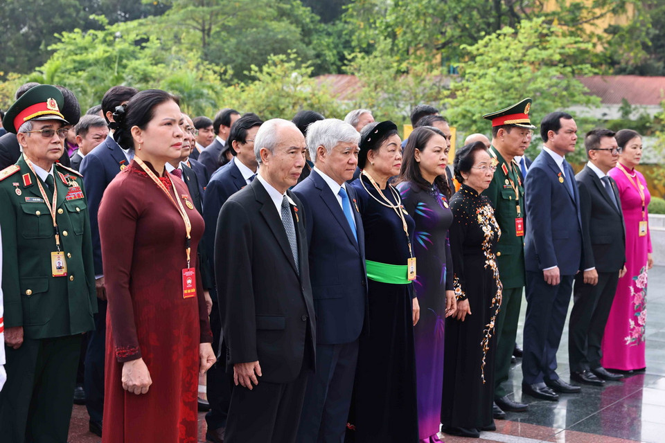Các đại biểu tưởng niệm các Anh hùng liệt sỹ. (Ảnh: Minh Đức/TTXVN)