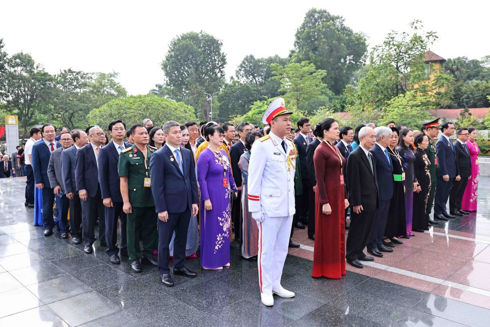 Các đại biểu tưởng niệm các Anh hùng liệt sỹ. (Ảnh: Minh Đức/TTXVN)