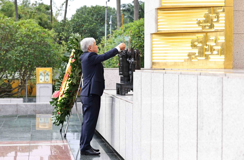 Đồng chí Đỗ Văn Chiến dâng hương tưởng niệm các Anh hùng liệt sỹ. (Ảnh: Minh Đức/TTXVN)
