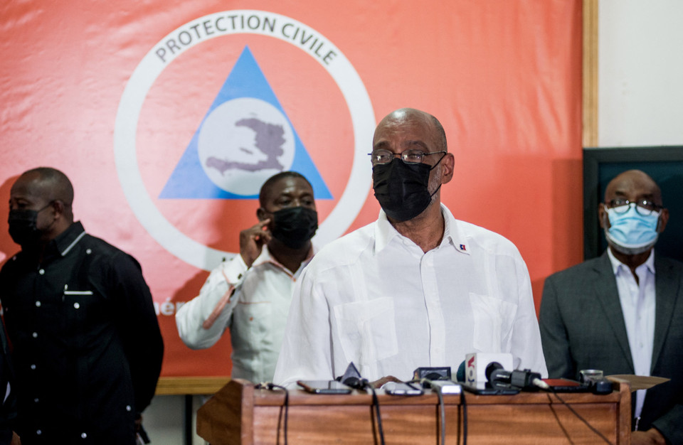 Thủ tướng Haiti Ariel Henry (phía trước) trong cuộc họp báo tại Port-au-Prince, ban bố tình trạng khẩn cấp sau trận động đất có độ lớn 7,2 làm rung chuyển miền Tây Nam nước này ngày 14/8. (Ảnh: AFP/TTXVN)