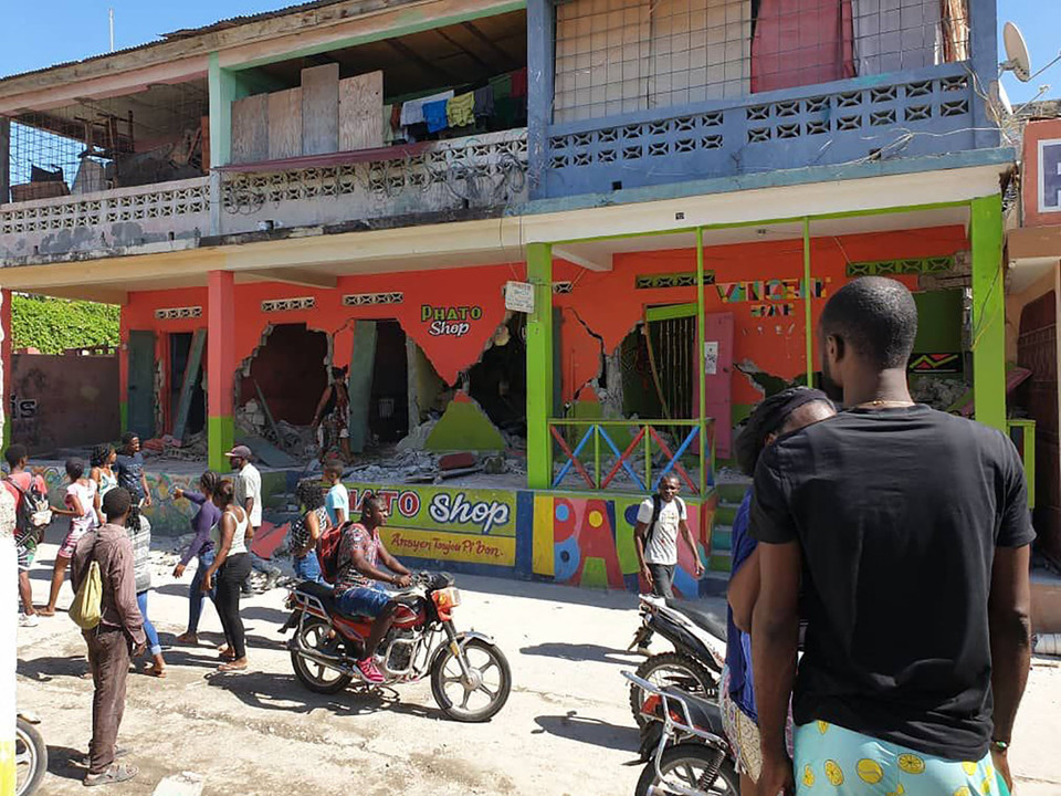 Những căn nhà bị phá hủy sau trận động đất có độ lớn 7,2 ở Jeremie, Tây Nam Haiti ngày 14/8. (Ảnh: AFP/TTXVN)