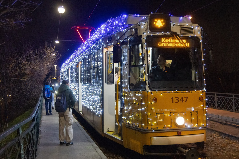 Tàu điện được trang hoàng rực rỡ đón Giáng sinh tại Budapest, Hungary. (Ảnh: THX/TTXVN)