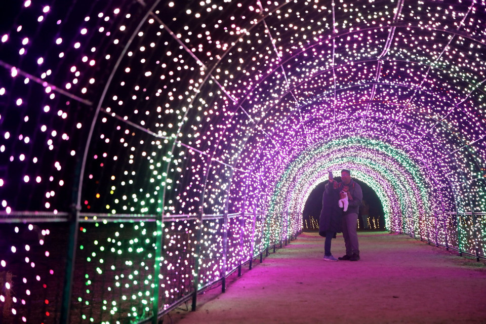 Trang hoàng đón Giáng sinh tại Woodside, California, Mỹ. (Ảnh: THX/TTXVN)