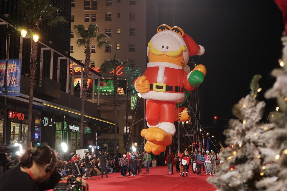 Người dân tham gia lễ diễu hành Giáng sinh Hollywood tại Los Angeles, California, Mỹ, ngày 1/12/2024. (Ảnh: THX/TTXVN)