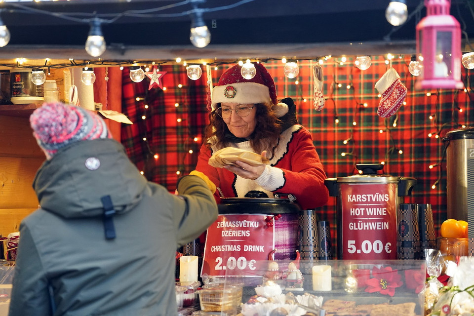 Người dân mua hàng tại chợ Giáng sinh ở Riga, Latvia. (Ảnh: THX/TTXVN)