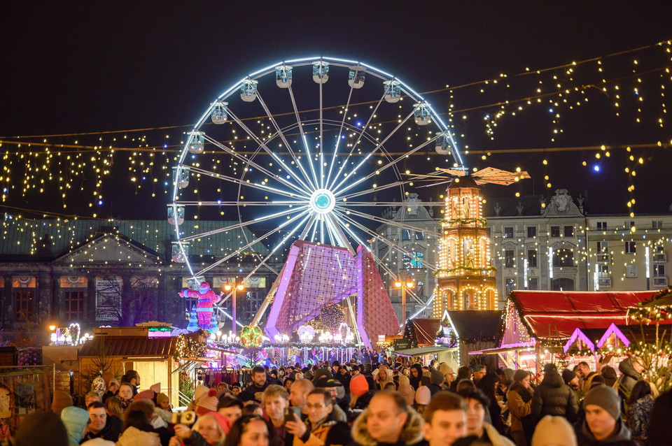 Người dân thăm chợ Giáng sinh tại Poznan, Ba Lan. (Ảnh: PAP/TTXVN)