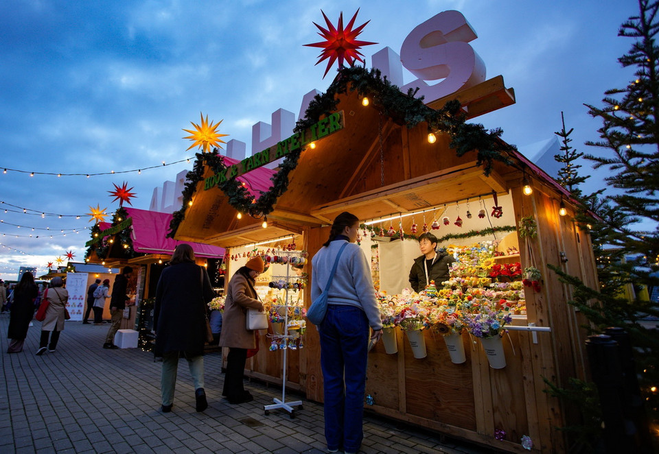 Người dân tham quan chợ Giáng sinh tại Vancouver, British Columbia, Canada. (Ảnh: THX/TTXVN)