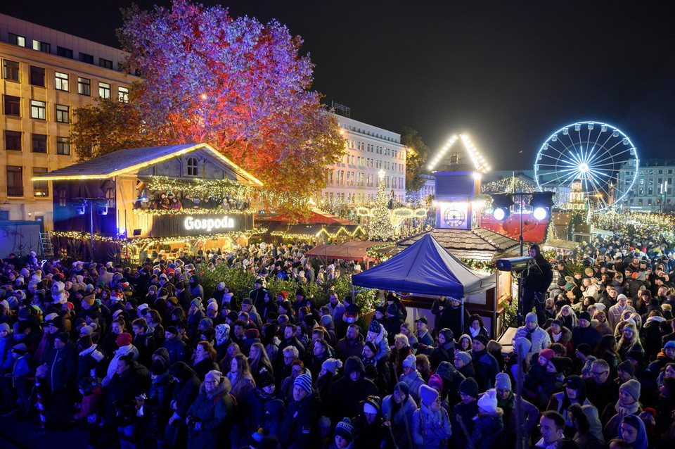 Người dân tham quan chợ Giáng sinh tại Poznan, Ba Lan. (Ảnh: PAP/TTXVN)